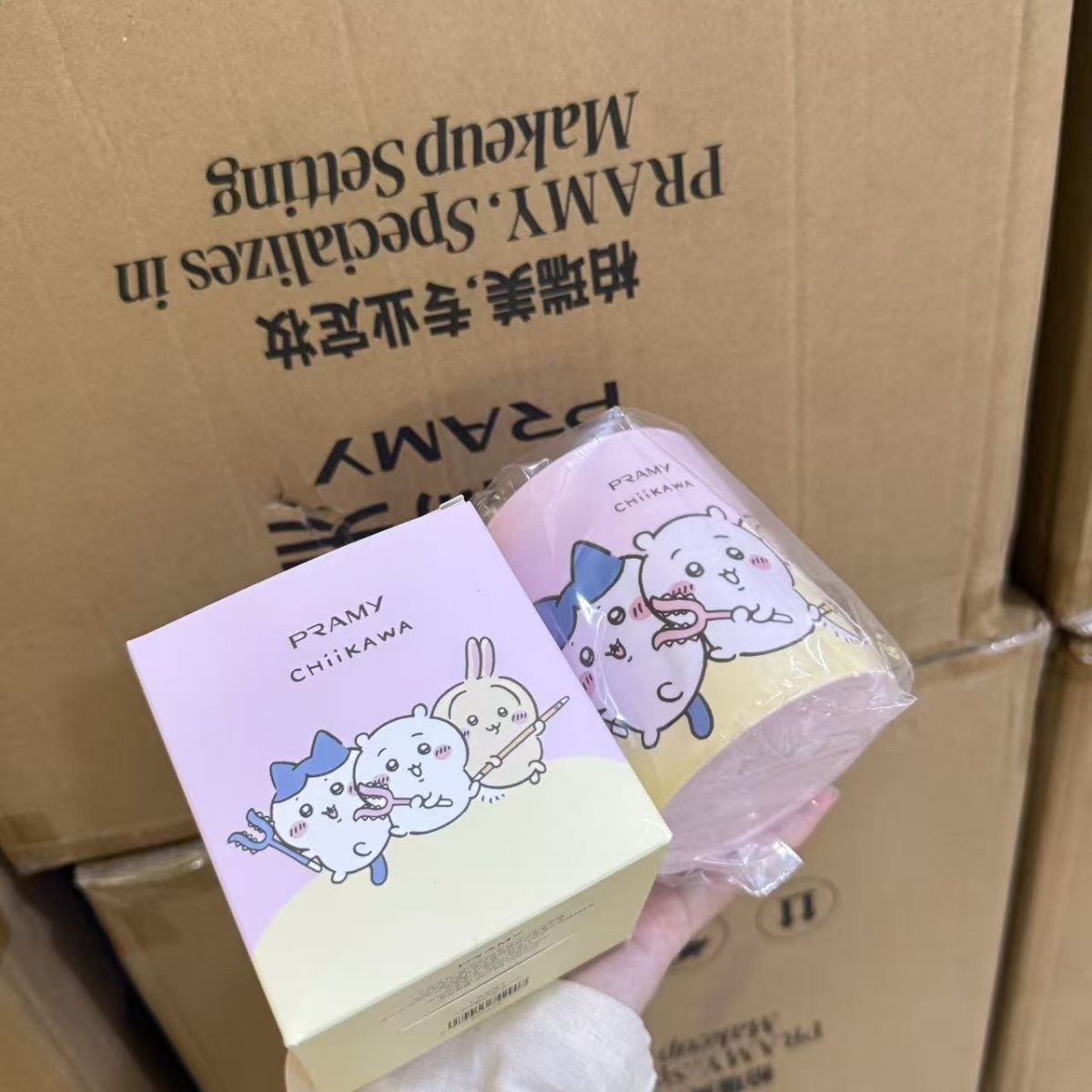 Chiikawa Co Branded Makeup Bru - огляд і ціна Desk Setup Organization